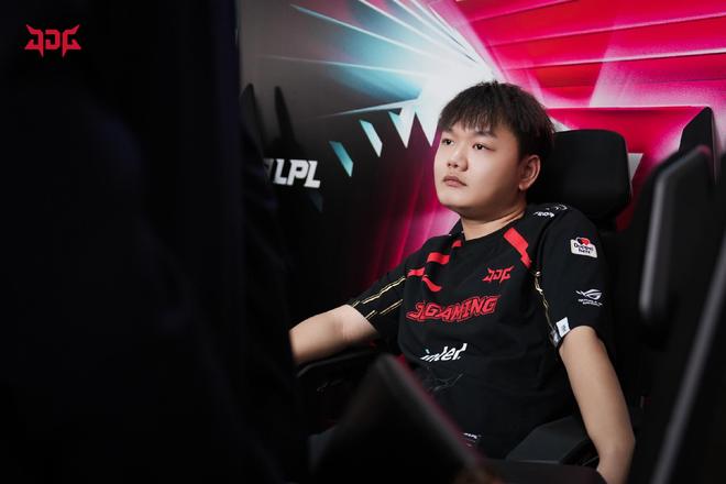 由球员身份 由球员身份